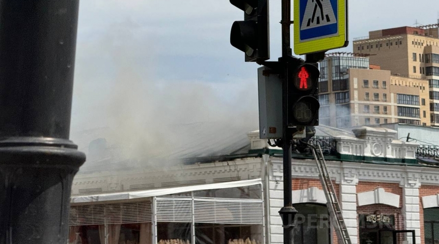 В центре Омска загорелся ресторан