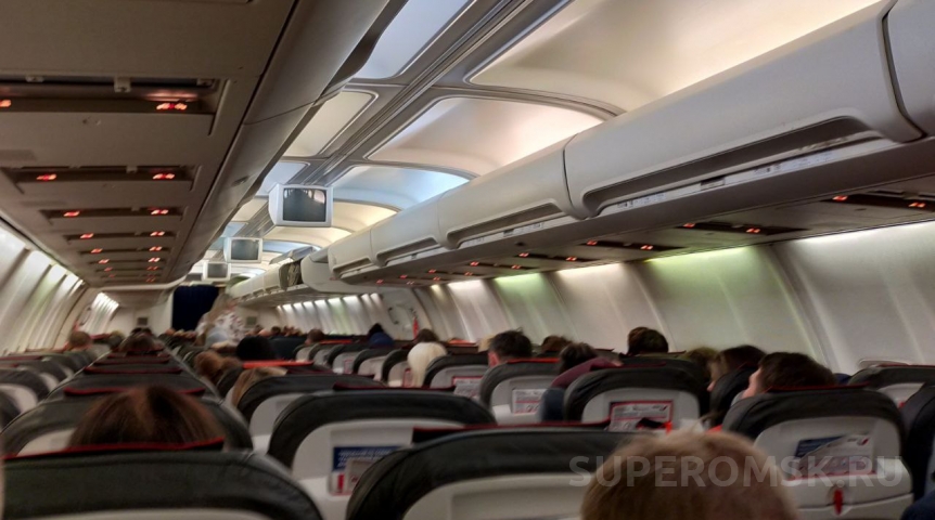 В Омске пришлось вызывать полицию после ссоры пассажиров самолета из-за ручной клади