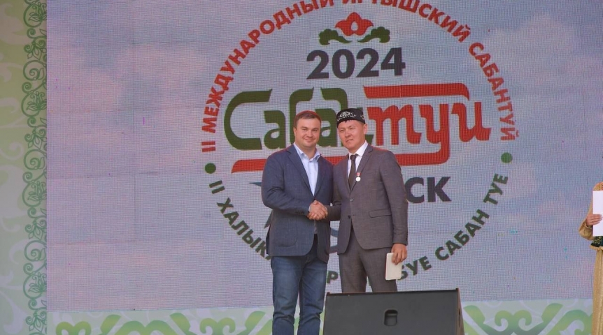На Сабантуе в Омске Хоценко вручил Миниханову медаль «Дружба народов»