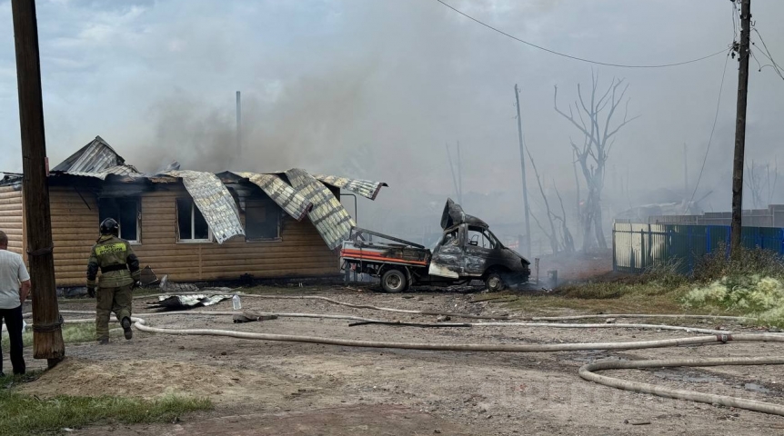Появились кадры с места страшного пожара в частном секторе Омска