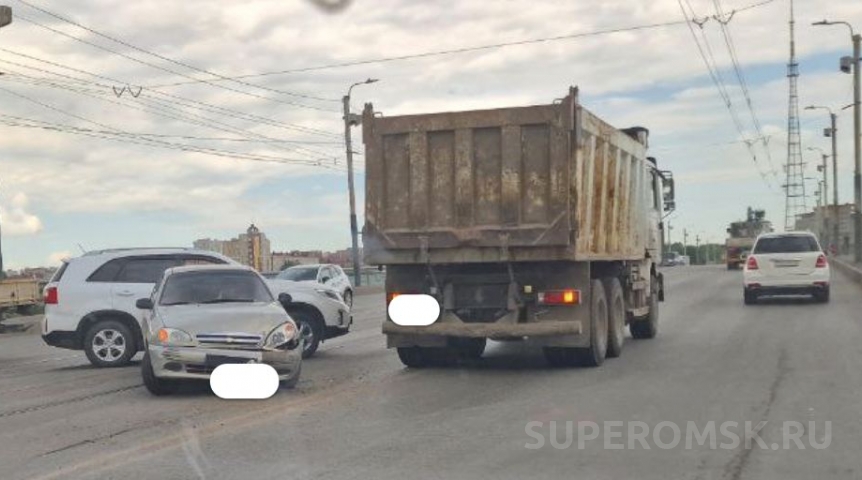 На Левобережье Омска после аварии на мосту скопилась огромная пробка