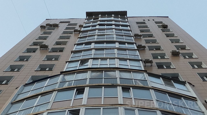 Появились подробности о падении двухлетней жительницы Омской области из окна