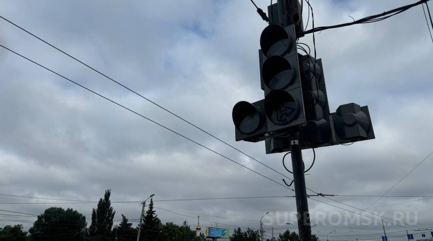 Отключенный светофор избавил центр Омска от пробок