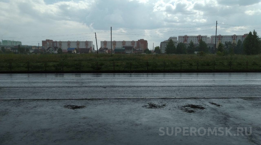 На Омск обрушился мощный ливень с грозой и потоками воды
