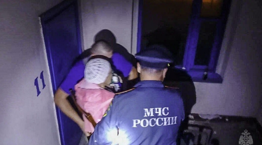 Общество В Омске спасатели спустили бабушку с 12 этажа на стуле
