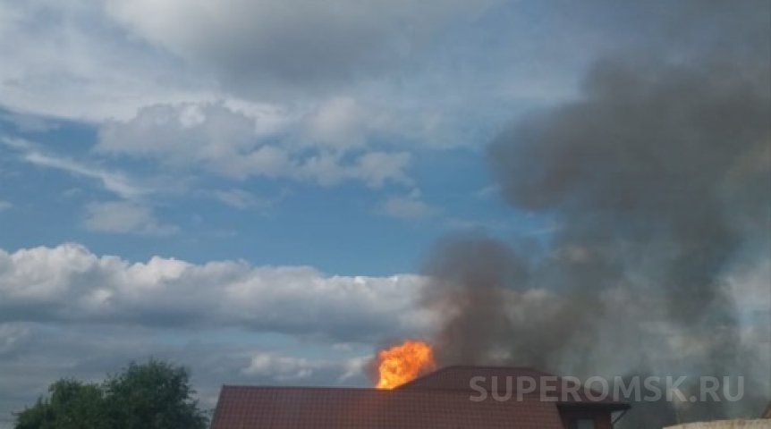 В частном секторе на линиях в Омске разгорелся мощный пожар