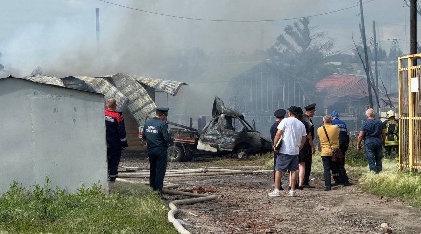 Опубликовано видео страшного пожара на 19-й линии в Омске, где загорелись 7 частных домов