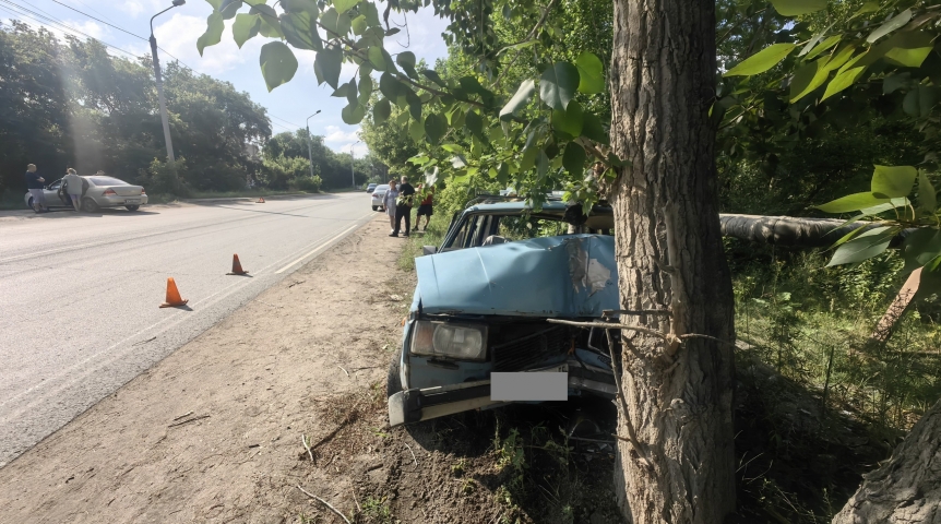В Омске 70-летний дедушка на «четверке» насмерть разбился об дерево после удара с другим авто