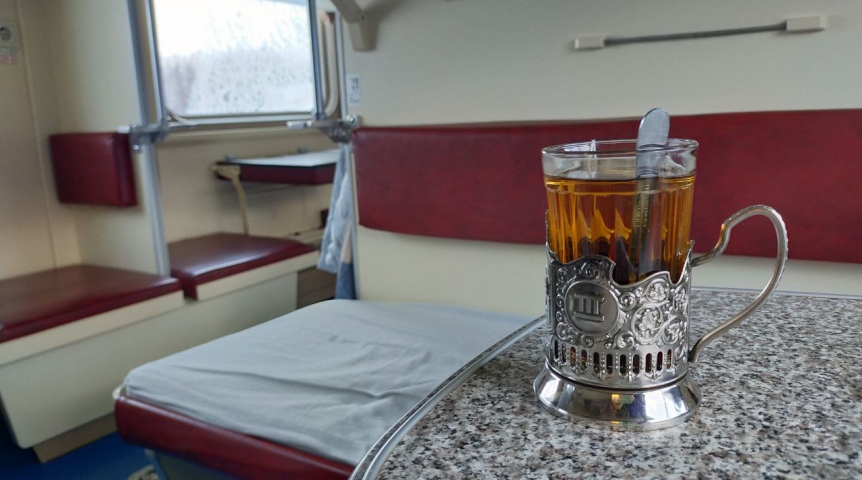 Омичка пыталась на ходу залезть в поезд Москва – Адлер