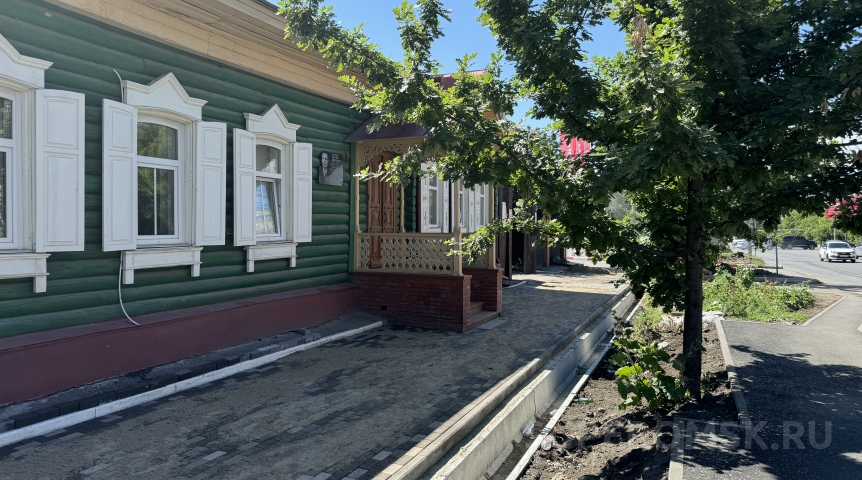 В Омске вандалы сломали резные перила 100-летнего дома на Гусарова