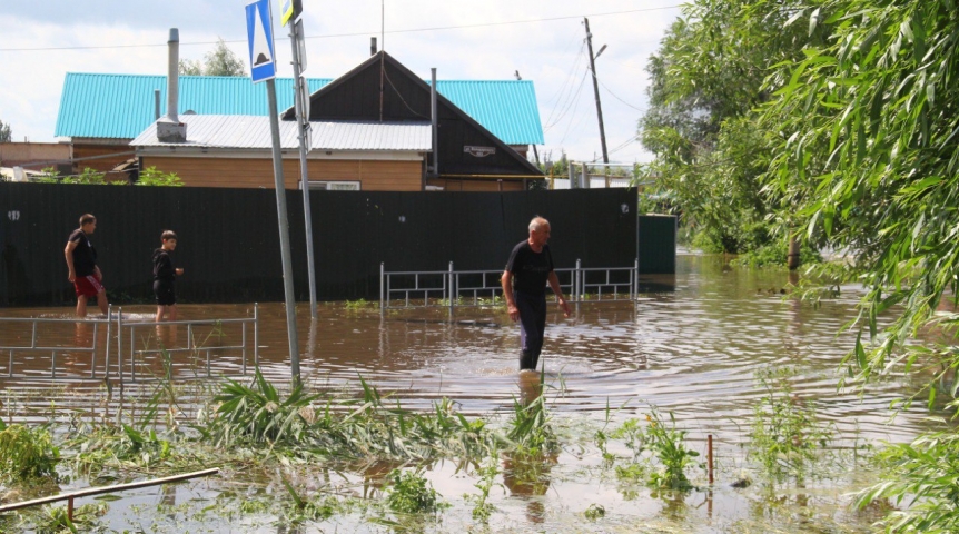 Мэр Шелест посетил затопленный частный сектор Омска и назвал причины ЧП
