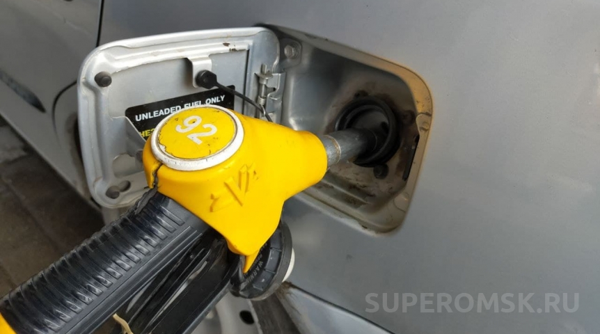 В Омской области литр 92-го бензина стал стоить больше 50 рублей