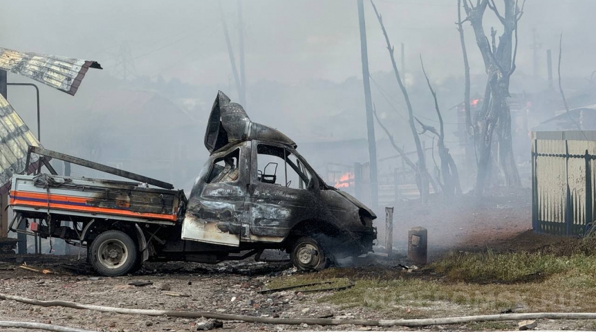 В Омске заливает водой из колодца частный сектор, где из-за утечки газа массово сгорели дома