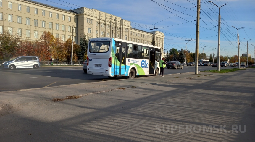 В Омске на еще одной улице откроют выделенную полосу для автобусов