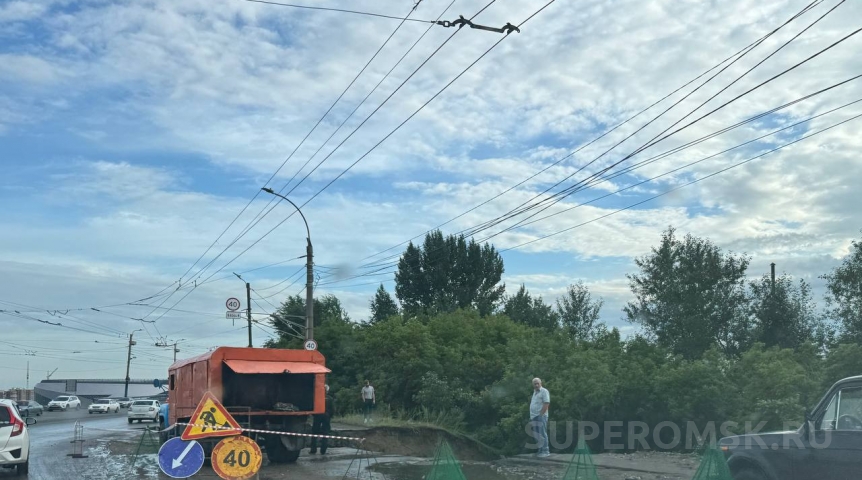 В Омске после мощного ливня обвалилась огромная часть тротуара