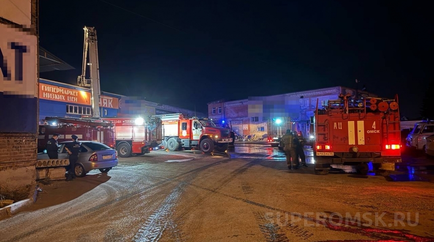 Появились подробности мощного ночного пожара в омском ТЦ