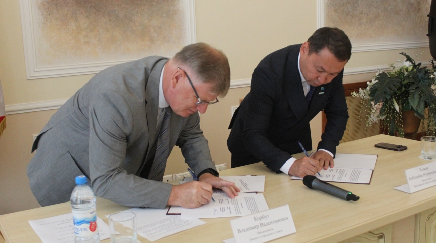 Председатели Омского горсовета и Павлодарского маслихата подписали меморандум о сотрудничестве