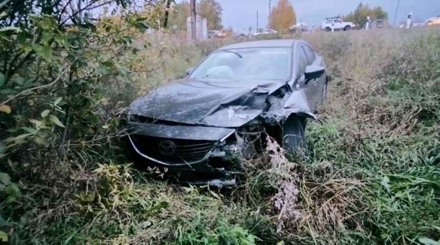 Авто улетело в кювет после столкновения в Чернолучье под Омском