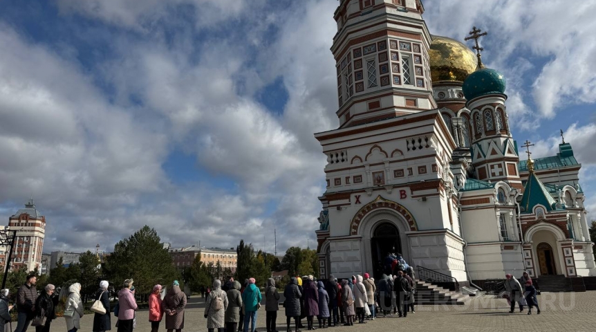 В Омске выстроилась огромная очередь к привезенной на три дня чудотворной святыне