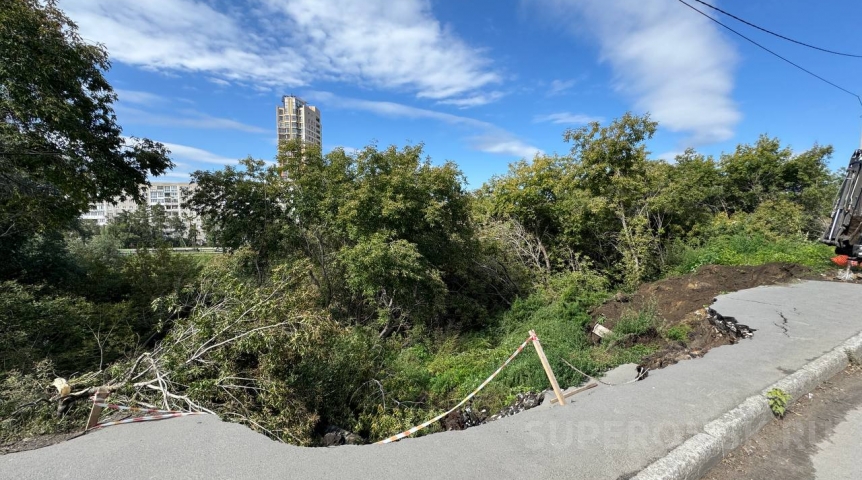 В центре Омска перекрыли дорогу из-за огромного провала тротуара