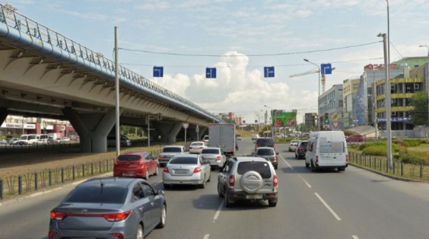 У метромоста в Омске по просьбам жителей возвращают старую схему движения