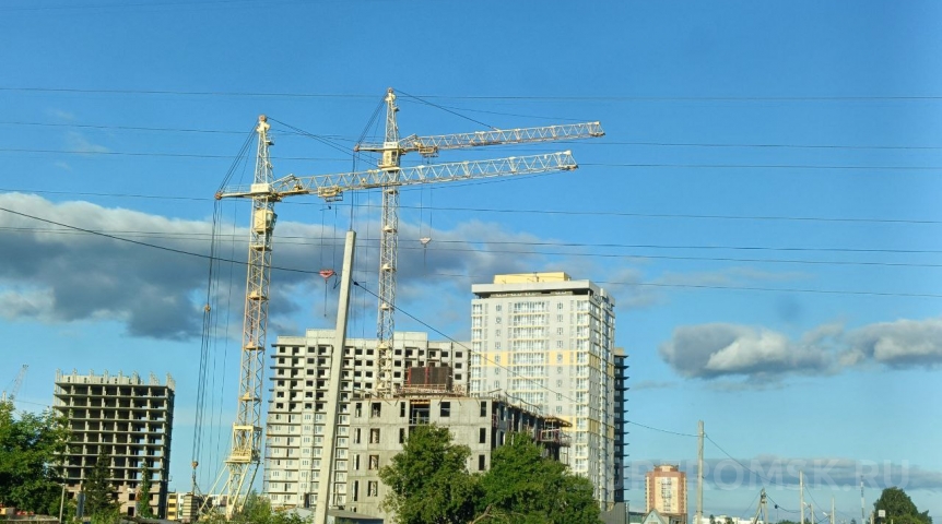 В Омске построили маленький многоквартирный дом