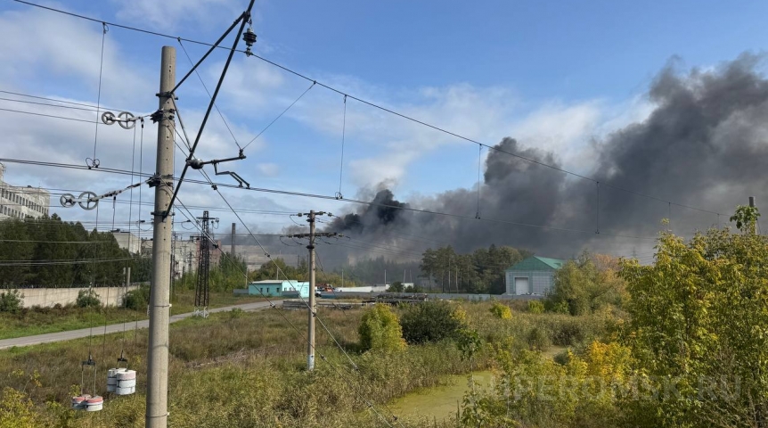 Спасатели локализовали крупный пожар на омском заводе