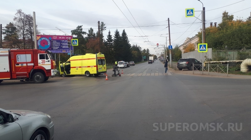 На перекрестке в Омске жестко расхлестались машина скорой и внедорожник