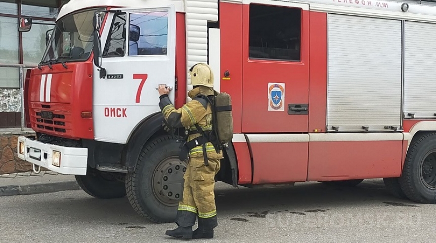 Из горящей многоэтажки в Омске спасены семь человек