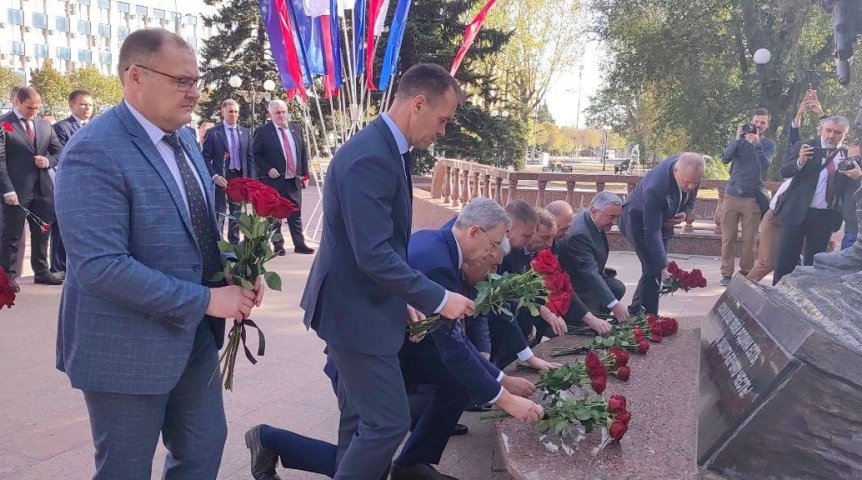 Председатель омского Заксобрания Артемов поздравил жителей Донбасса с годовщиной воссоединения с Россией