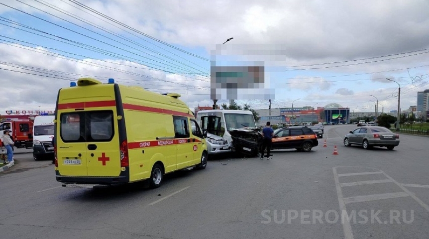 Жесткая авария с пассажирской маршруткой произошла у «Торгового города» в Омске