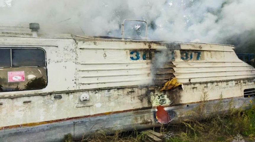 В Омске загорелся катер «Заря»