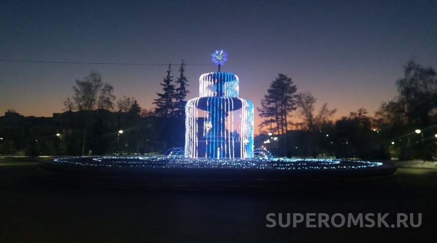 В Омске начали украшать фонтаны к Новому году