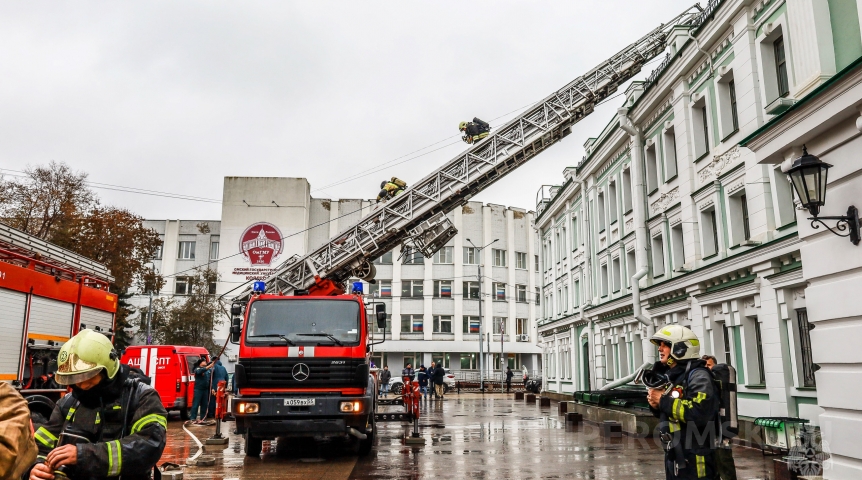 Омские спасатели провели учения в условиях свободной парковки