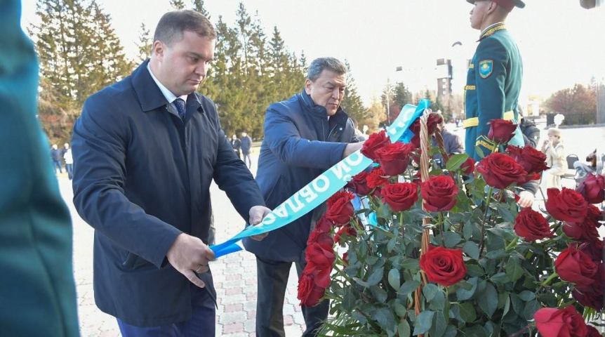 Омский губернатор Хоценко и Аким Нурмухамбетов возложили цветы к памятнику Абаю и Пушкину