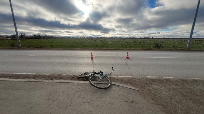 Велосипедист скончался после наезда КамАЗа в омских Больших Полях