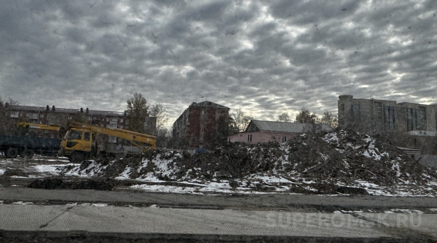 В центре Омска на месте снесенных домов началась стройка