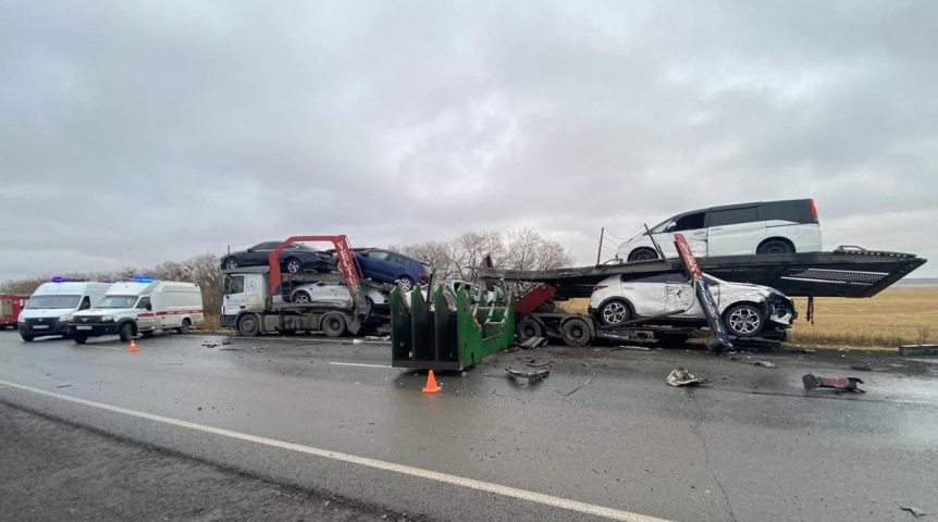 Появились фото ДТП с груженым автовозом на трассе под Омском