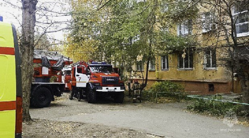 В Омске загорелась квартира с ребенком внутри