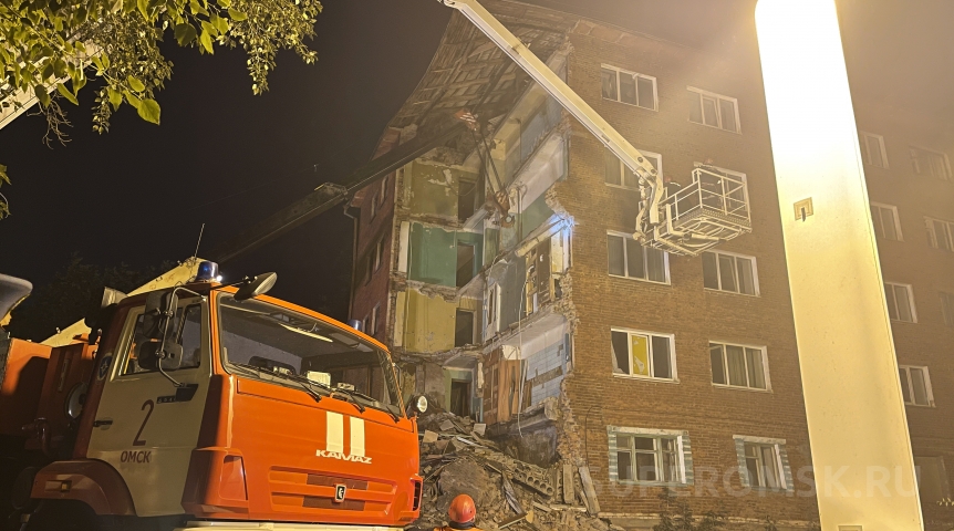 Рухнувшую пятиэтажку на Партсъезда в Омске начали сносить