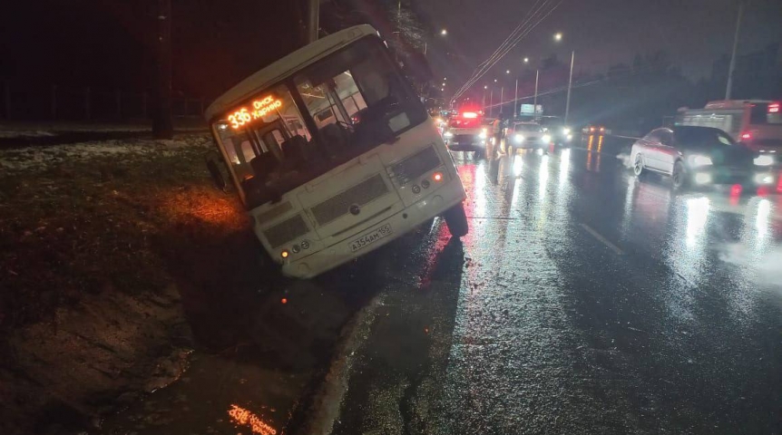 В Омске автобус с пассажирами улетел в кювет на Красном Пути