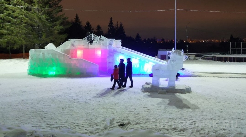 Стартовало строительство ледового городка в омском парке