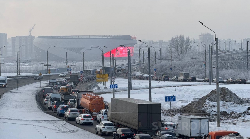 В первый же день закрытия мост у Телецентра в Омске встал в пробку