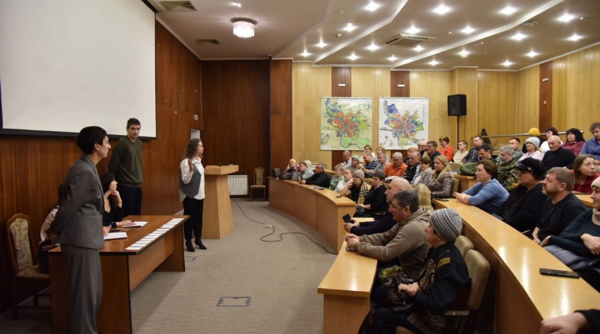 В Омске проходит жеребьевка квартир в новостройке для переселенцев из аварийного жилья