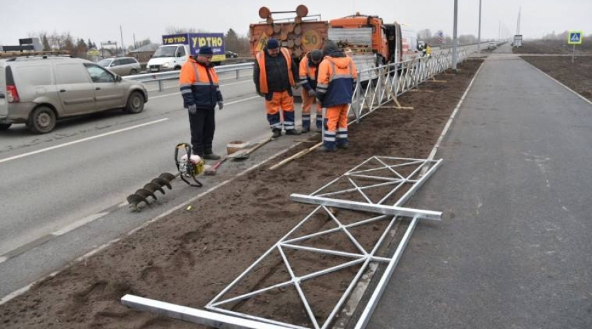 На Сыропятском тракте в Омске устроили 10 автобусных остановок и велодорожку