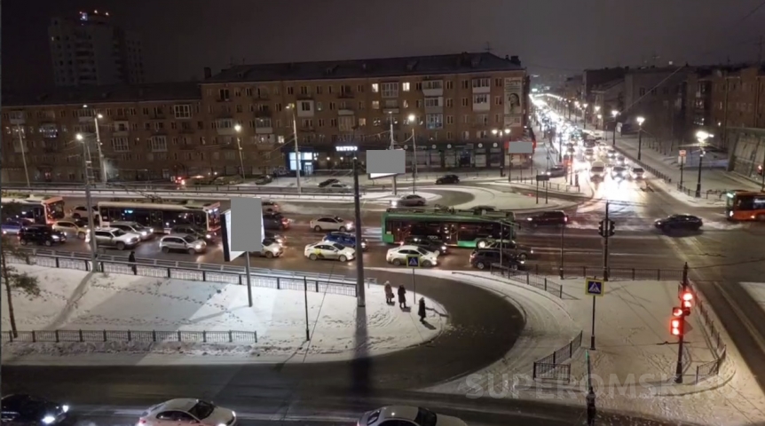 Стала известна причина массовой остановки троллейбусов на Ленинградском мосту в Омске