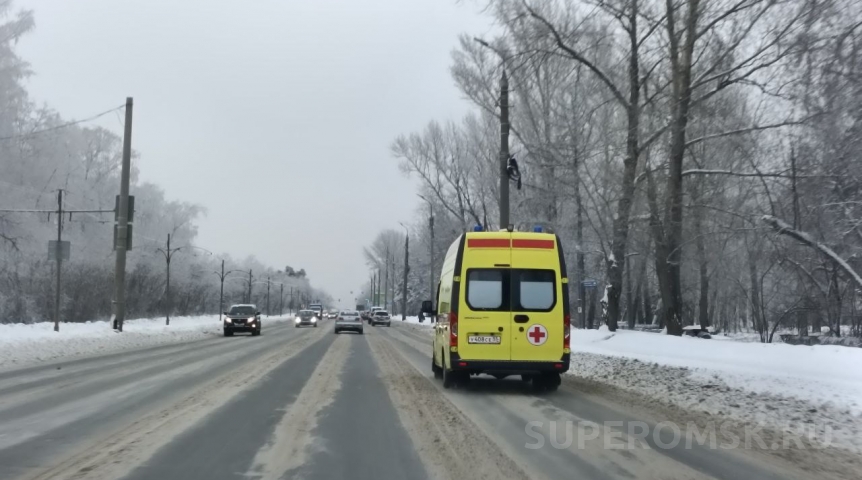 В плотных пробках Нефтяников из-за ремонта моста у Телецентра в Омске застревают скорые