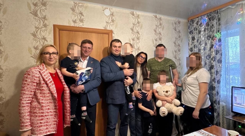 Омский губернатор Хоценко вручил награду «За участие в СВО» бойцу из Марьяновского района