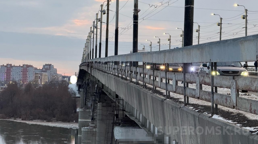 Пеший омич назвал водителей причиной затора к мосту у Телецентра