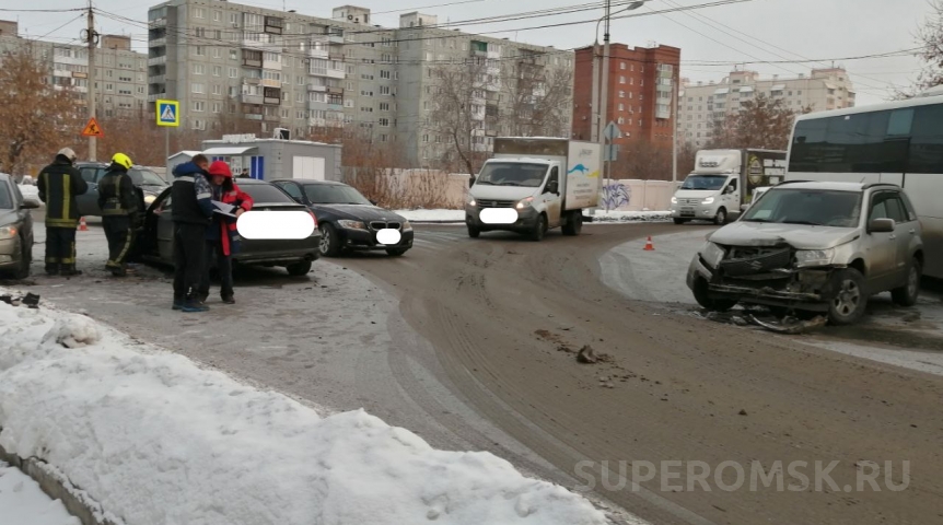У Горбатого моста в Омске случилось массовое ДТП